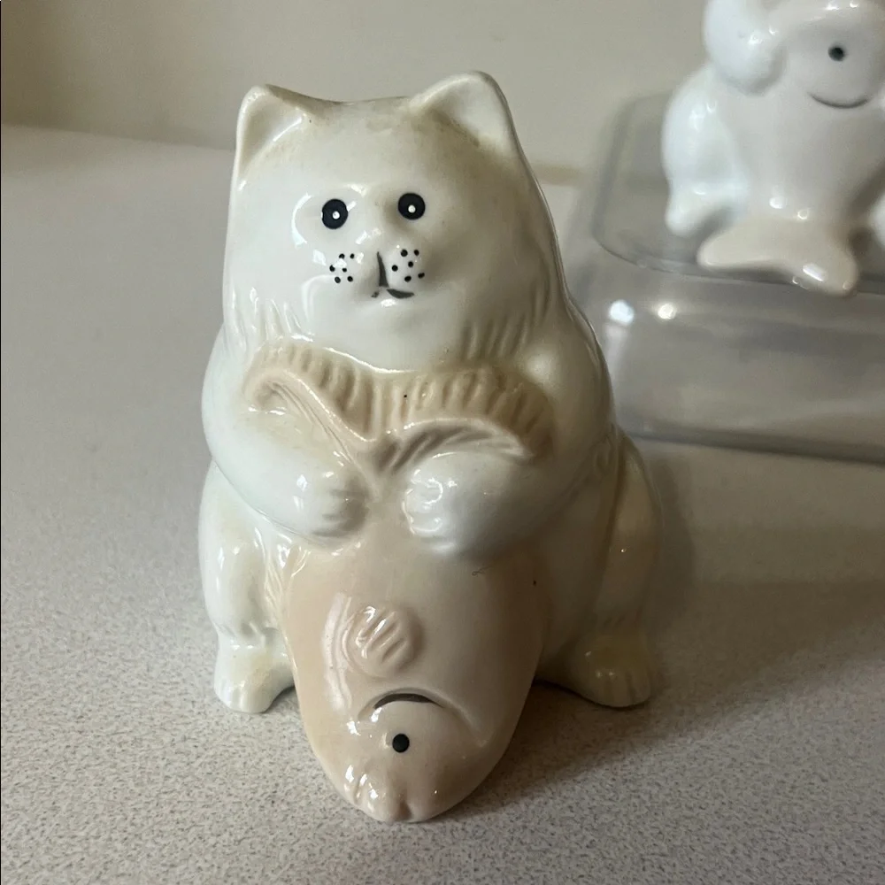 Cat salt and pepper set Vintage White and Cream Cat Figurines